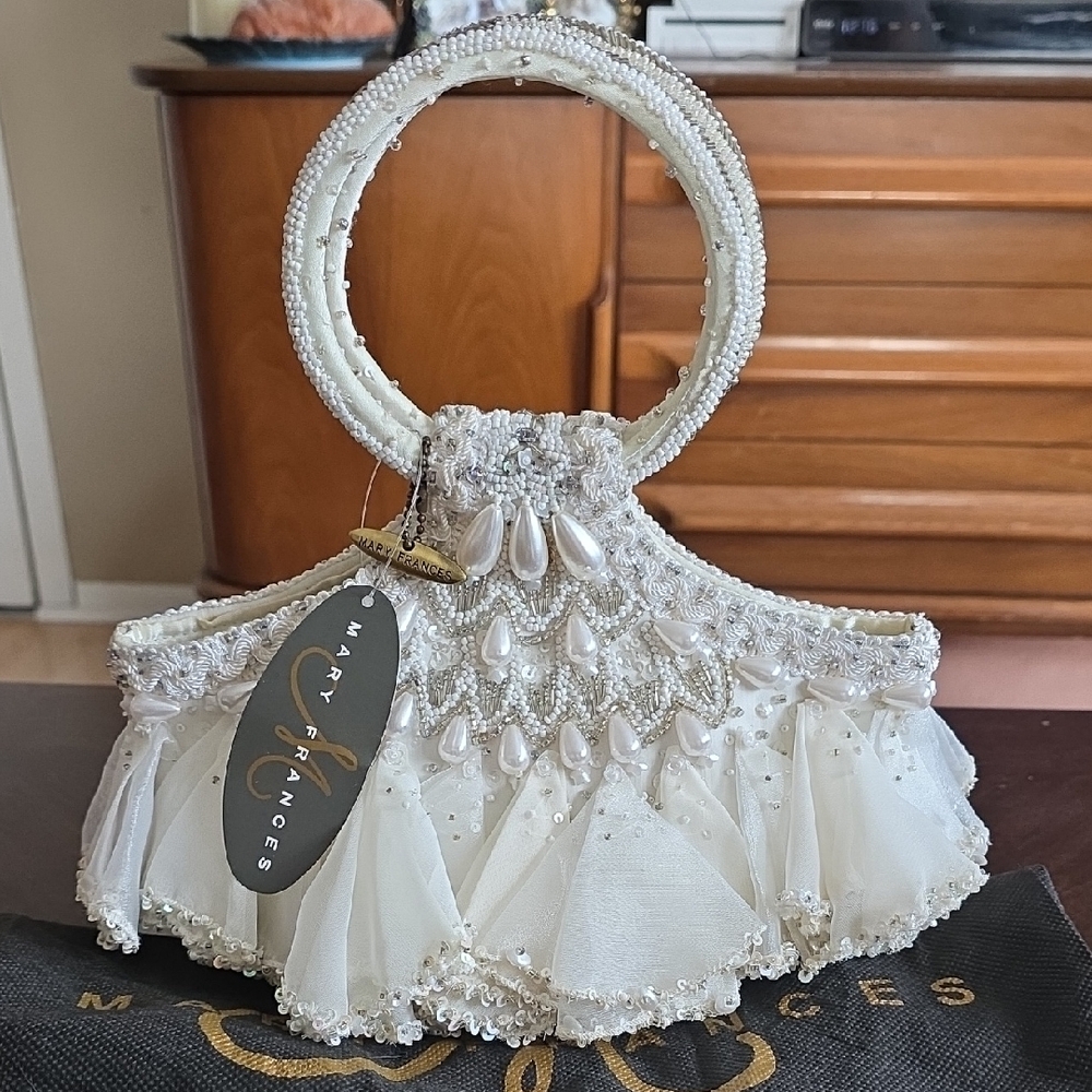 Mary Frances Pearl Beaded Clutch 🤍